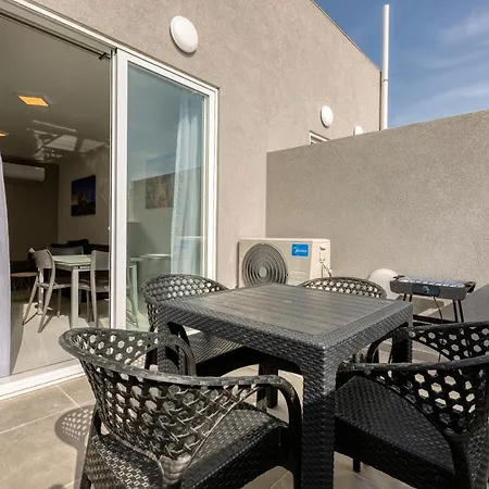 A Sunny 2br Pent With Comfy, Fully Equipped Living By 360 Estates
