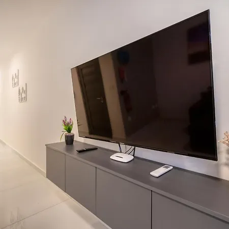 A Sunny 2br Pent With Comfy, Fully Equipped Living By 360 Estates דירה *