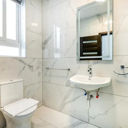 Apartamento A Sunny 2br Pent With Comfy, Fully Equipped Living By 360 Estates