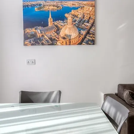 A Sunny 2br Pent With Comfy, Fully Equipped Living By 360 Estates