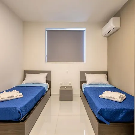 A Sunny 2br Pent With Comfy, Fully Equipped Living By 360 Estates *