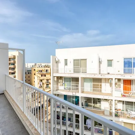 A Sunny 2br Pent With Comfy, Fully Equipped Living By 360 Estates *