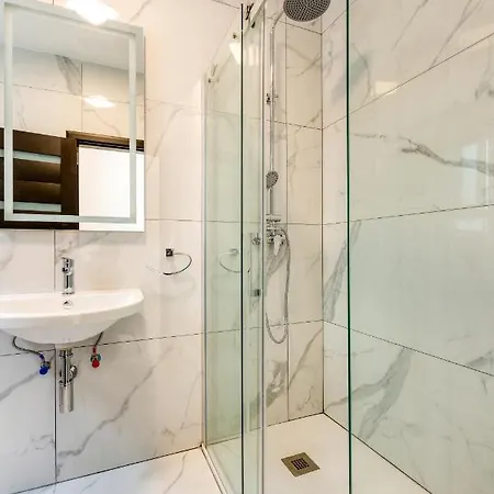 A Sunny 2br Pent With Comfy, Fully Equipped Living By 360 Estates Lejlighed